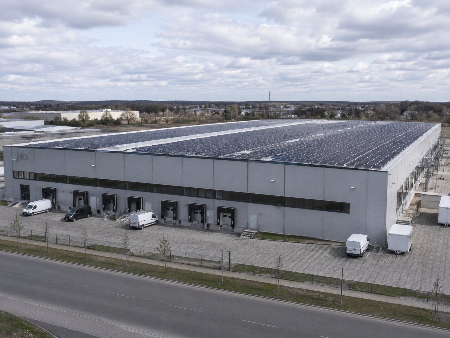 PV-Großanlage auf einer Lagerhalle in Brandenburg